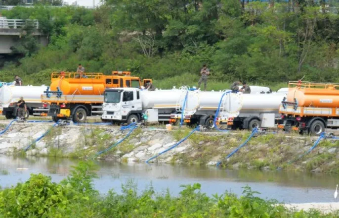 노란 수영복에 섹시한 몸매 어필하는 존예 처자