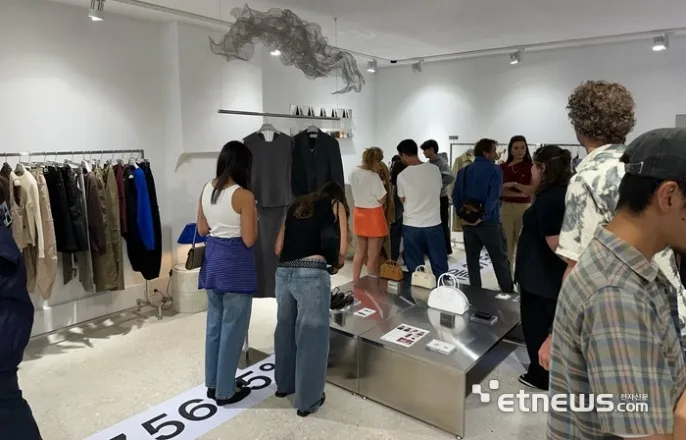 노란 수영복에 섹시한 몸매 어필하는 존예 처자