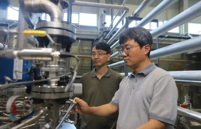 노란 수영복에 섹시한 몸매 어필하는 존예 처자