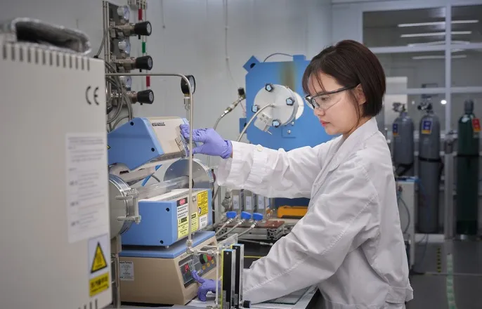 노란 수영복에 섹시한 몸매 어필하는 존예 처자