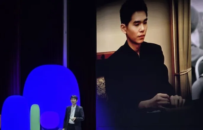 노란 수영복에 섹시한 몸매 어필하는 존예 처자