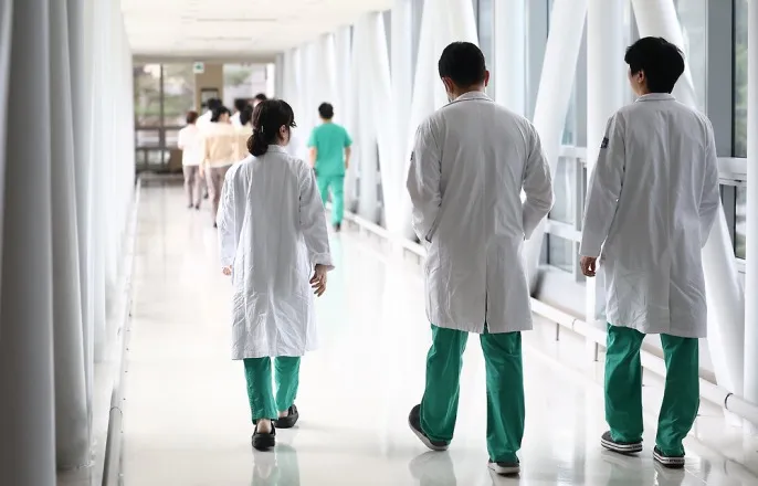 노란 수영복에 섹시한 몸매 어필하는 존예 처자