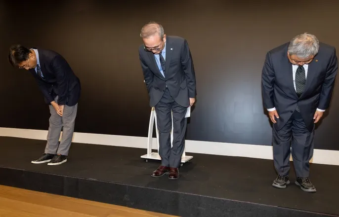 노란 수영복에 섹시한 몸매 어필하는 존예 처자