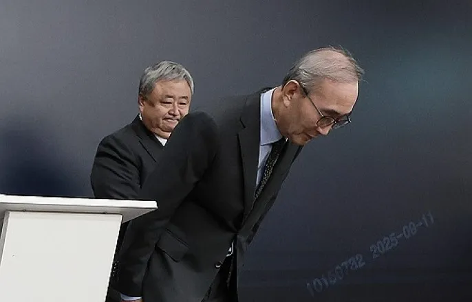 노란 수영복에 섹시한 몸매 어필하는 존예 처자