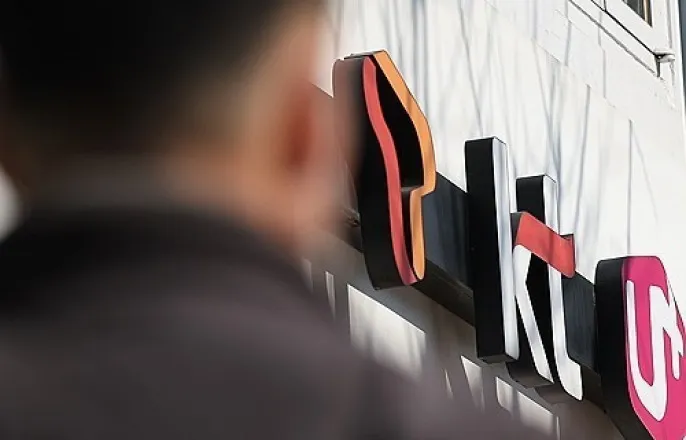 노란 수영복에 섹시한 몸매 어필하는 존예 처자