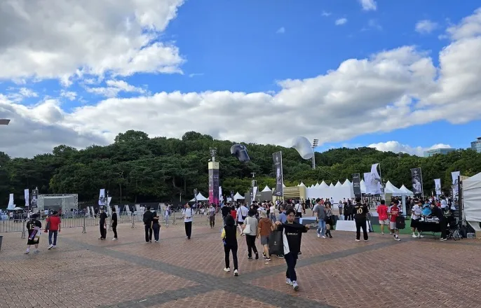 노란 수영복에 섹시한 몸매 어필하는 존예 처자