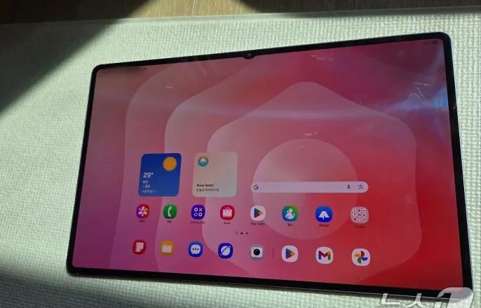 노란 수영복에 섹시한 몸매 어필하는 존예 처자