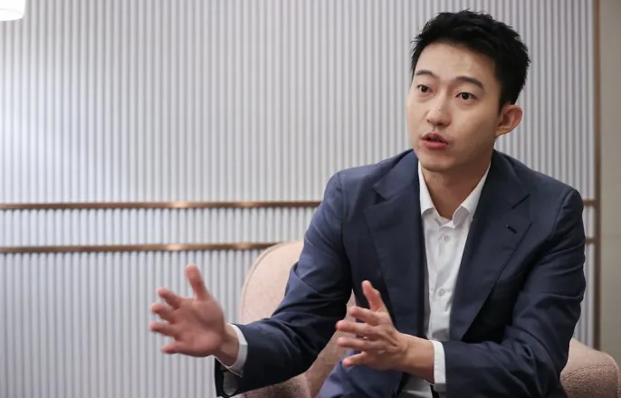 노란 수영복에 섹시한 몸매 어필하는 존예 처자