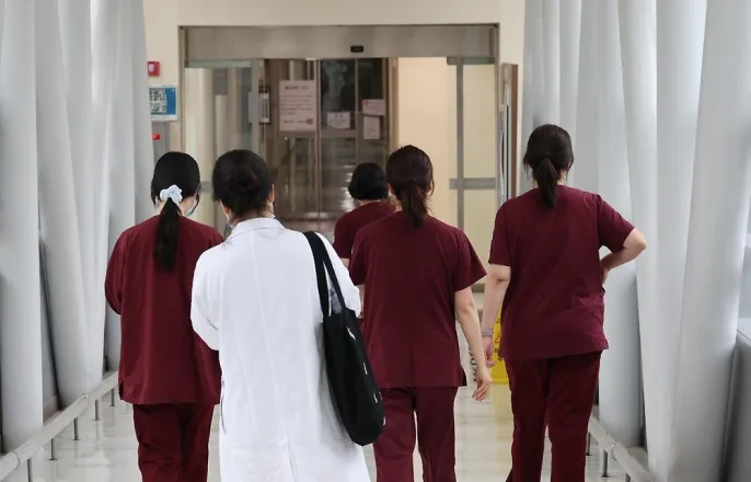 노란 수영복에 섹시한 몸매 어필하는 존예 처자