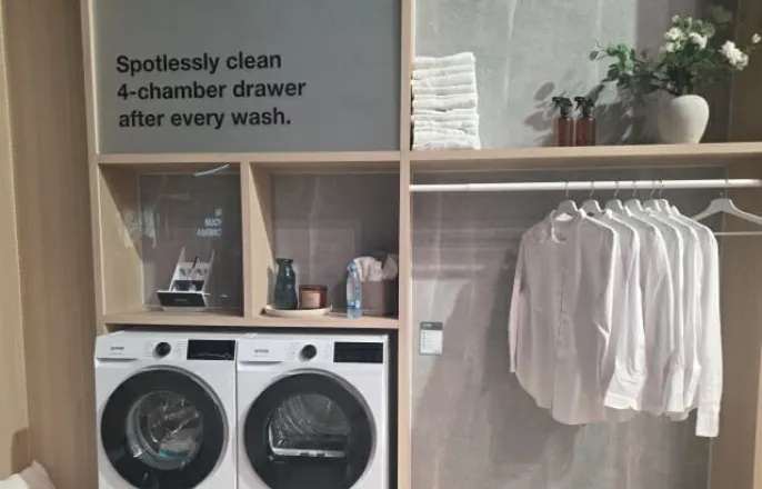 노란 수영복에 섹시한 몸매 어필하는 존예 처자