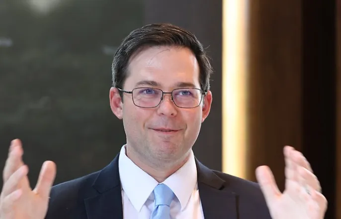 노란 수영복에 섹시한 몸매 어필하는 존예 처자