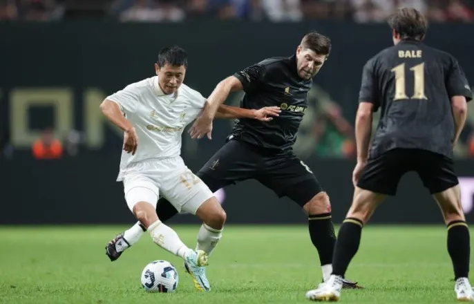 노란 수영복에 섹시한 몸매 어필하는 존예 처자