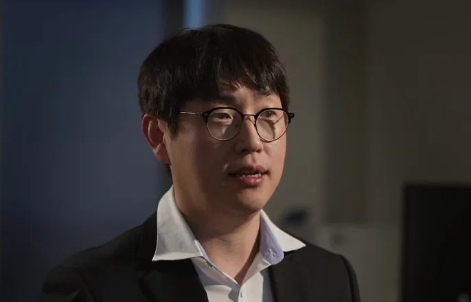 노란 수영복에 섹시한 몸매 어필하는 존예 처자