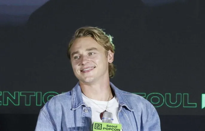 노란 수영복에 섹시한 몸매 어필하는 존예 처자