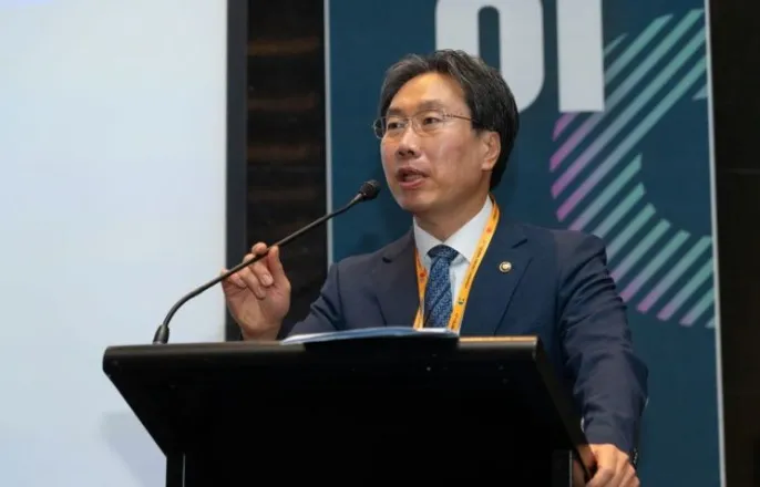 노란 수영복에 섹시한 몸매 어필하는 존예 처자