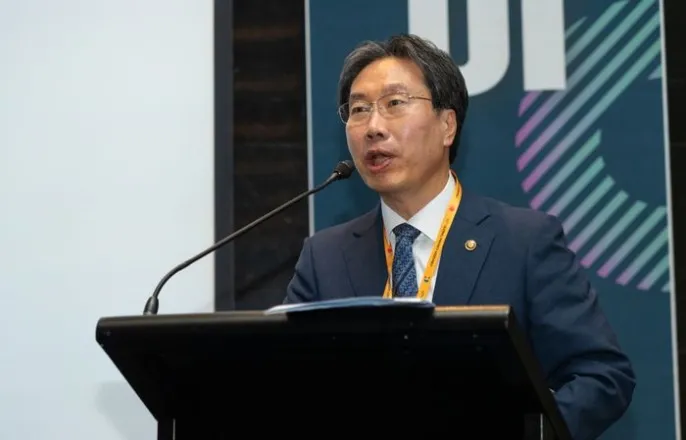 노란 수영복에 섹시한 몸매 어필하는 존예 처자