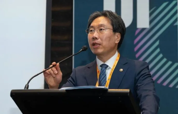 노란 수영복에 섹시한 몸매 어필하는 존예 처자