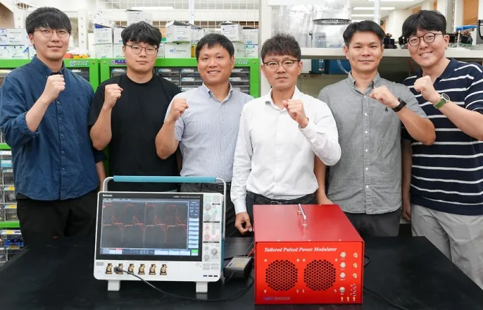 노란 수영복에 섹시한 몸매 어필하는 존예 처자