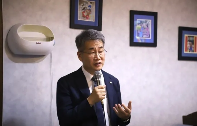 노란 수영복에 섹시한 몸매 어필하는 존예 처자