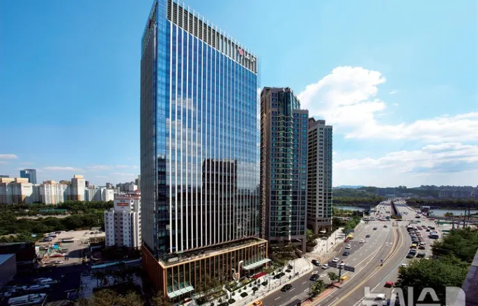 노란 수영복에 섹시한 몸매 어필하는 존예 처자