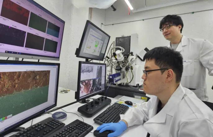 노란 수영복에 섹시한 몸매 어필하는 존예 처자