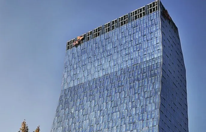 노란 수영복에 섹시한 몸매 어필하는 존예 처자