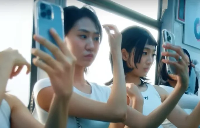 노란 수영복에 섹시한 몸매 어필하는 존예 처자