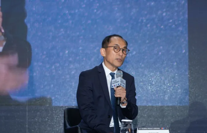 노란 수영복에 섹시한 몸매 어필하는 존예 처자