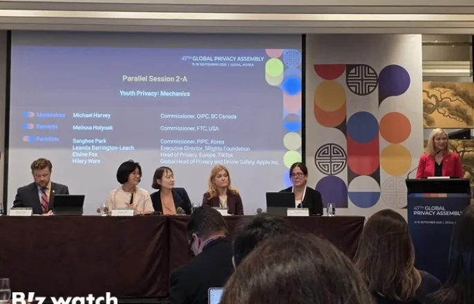 노란 수영복에 섹시한 몸매 어필하는 존예 처자