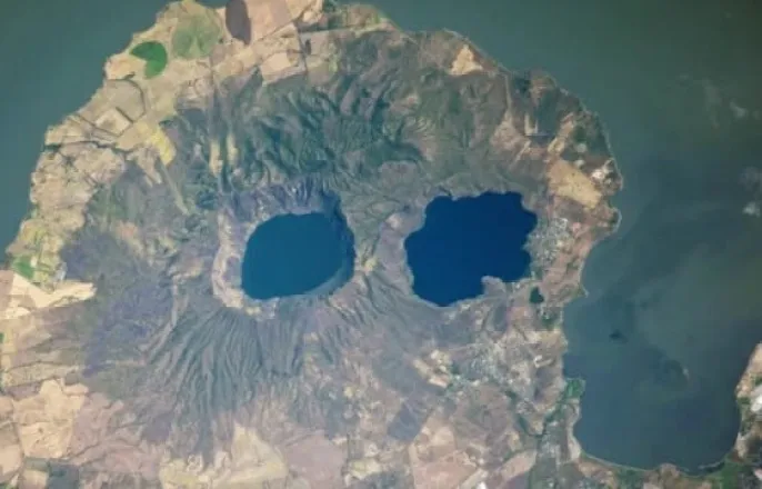 노란 수영복에 섹시한 몸매 어필하는 존예 처자