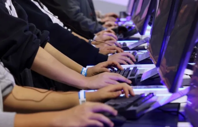 노란 수영복에 섹시한 몸매 어필하는 존예 처자