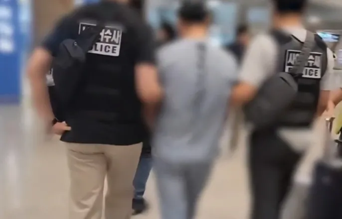 노란 수영복에 섹시한 몸매 어필하는 존예 처자