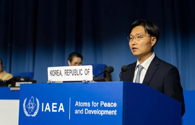 노란 수영복에 섹시한 몸매 어필하는 존예 처자