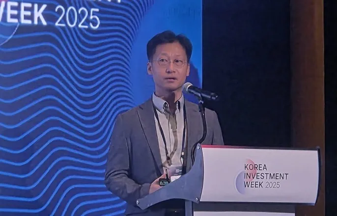 노란 수영복에 섹시한 몸매 어필하는 존예 처자