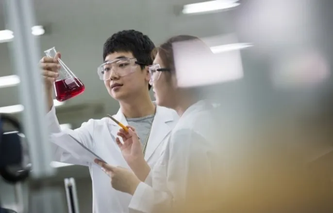 노란 수영복에 섹시한 몸매 어필하는 존예 처자