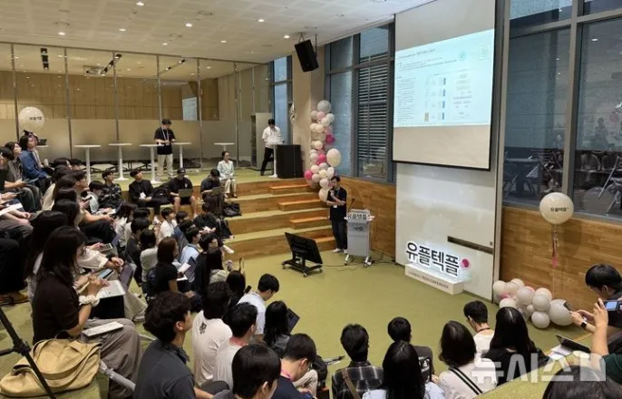 노란 수영복에 섹시한 몸매 어필하는 존예 처자