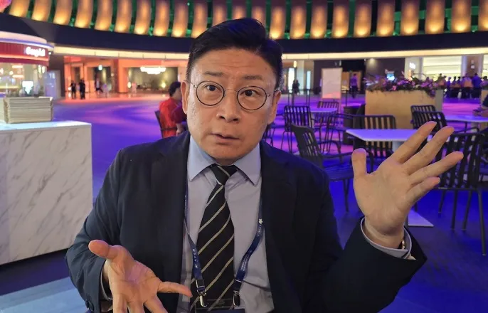 노란 수영복에 섹시한 몸매 어필하는 존예 처자