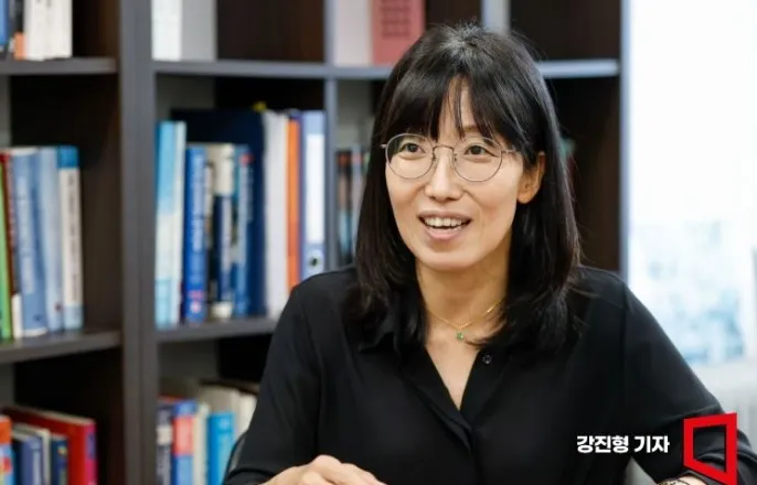노란 수영복에 섹시한 몸매 어필하는 존예 처자