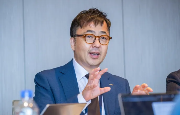 노란 수영복에 섹시한 몸매 어필하는 존예 처자