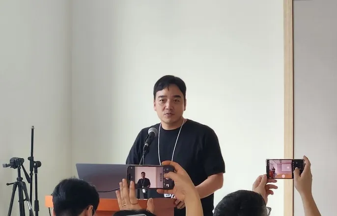 노란 수영복에 섹시한 몸매 어필하는 존예 처자