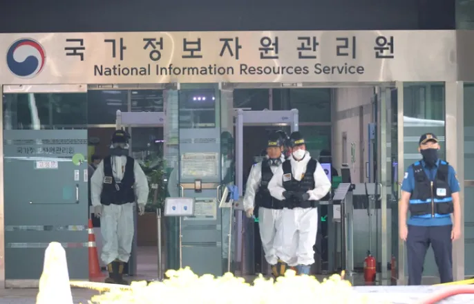 노란 수영복에 섹시한 몸매 어필하는 존예 처자