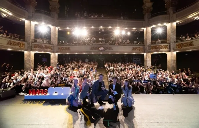 노란 수영복에 섹시한 몸매 어필하는 존예 처자