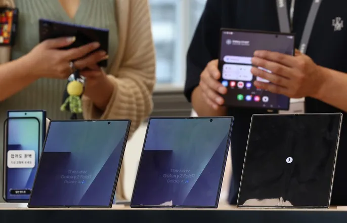 노란 수영복에 섹시한 몸매 어필하는 존예 처자