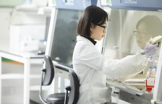 노란 수영복에 섹시한 몸매 어필하는 존예 처자