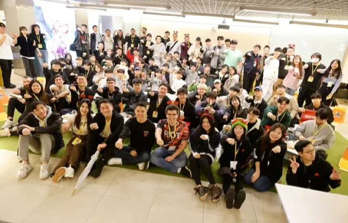 노란 수영복에 섹시한 몸매 어필하는 존예 처자