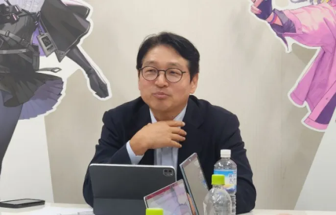 노란 수영복에 섹시한 몸매 어필하는 존예 처자