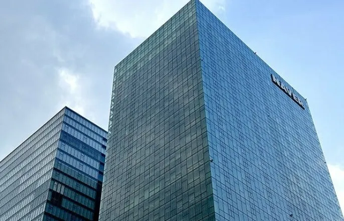 노란 수영복에 섹시한 몸매 어필하는 존예 처자