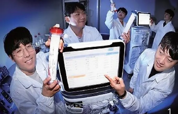 노란 수영복에 섹시한 몸매 어필하는 존예 처자