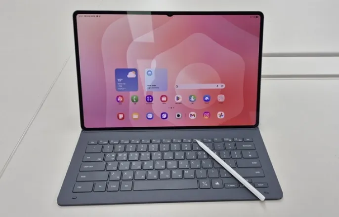 노란 수영복에 섹시한 몸매 어필하는 존예 처자