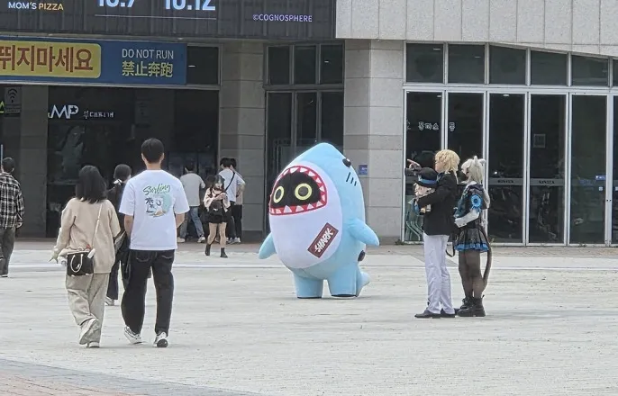 노란 수영복에 섹시한 몸매 어필하는 존예 처자